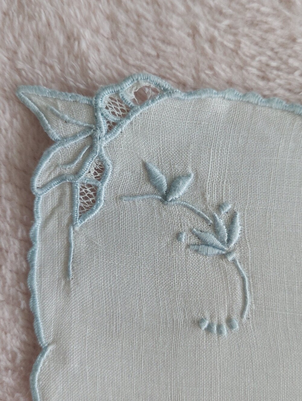 Vintage White Linen Tablecloth and 4 Napkins With Pale Blue Embroidery - Picture 5 of 8